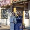 Stolz präsentieren Tatjana Schmid (links) und Birgit Pfatischer 
vor der Bäckerei ihren Spatzen „Piepo“.