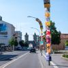 Plakate verschiedener Parteien hängen an Straßenlaternen vor dem Potsdamer Rathaus. Die Bürger in Brandenburg sind in diesem Jahr zur Europa- und zur Kommunalwahl aufgerufen.