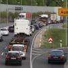 Auf der B17 staut sich der Verkehr derzeit in beide Richtungen. 