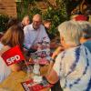 Dietmar Woidke spricht mit Wählern im Dorf Pausin im Havelland.