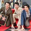 Kevin Jonas (von links), Nick Jonas und Joe Jonas von den Jonas Brothers wurden mit einem Stern auf dem Hollywood Walk of Fame geehrt. Am Freitag spielten sie in München das erste Deutschland-Konzert seit vielen Jahren.