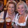 Die Schauspielerinnen Miachaela May (l) und Jutta Speidel feiern in der Festhalle Schottenhamel den Start des Oktoberfests. 