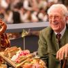 Franz Herzog von Bayern sitzt in der Festhalle Schottenhamel beim Start des Oktoberfests vor einer Brotzeitplatte. 