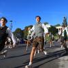 Oktoberfestbesucher stürmen auf die Festwiese. 