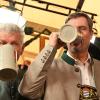 Dieter Reiter (SPD, l), Oberbürgermeister von München, und Markus Söder (CSU), Ministerpräsident von Bayern, trinken nach dem Anstich des ersten Oktoberfestfasses im Schottenhammel-Festzelt Bier. 