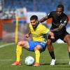 Braunschweigs Fabio Di Michele Sanchez (l) schirmt den Ball gegen Fürths Marlon Mustapha ab.