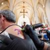 In der Johanniskirche in Osnabrück werden kostenlose Tattoos angeboten.