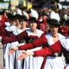 Trachtlerinnen ziehen auf die Theresienwiese.