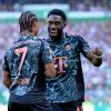 Serge Gnabry und Alphonso Davies bejubeln den 5:0-Treffer des FC Bayern gegen Werder Bremen.