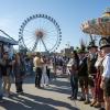 Trachtler posieren rund zwei Stunden vor Start des Oktoberfests für Gruppenbilder.