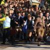 Oktoberfestbesucher stürmen auf die Festwiese. 