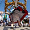 Eine Gruppe des Trachtengau München tanzt auf der «Oide Wiesn» unter einer Erntekrone.