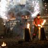 Die Mittelalter-Atmosphäre auf dem Markt geht am Abend in der Arena mit Turnier und Feuershow weiter.