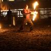 Die Mittelalter-Atmosphäre auf dem Markt geht am Abend in der Arena mit Turnier und Feuershow weiter.