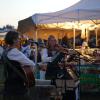 Die Mittelalter-Atmosphäre auf dem Markt geht am Abend in der Arena mit Turnier und Feuershow weiter.