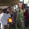 Die Mittelalter-Atmosphäre auf dem Markt geht am Abend in der Arena mit Turnier und Feuershow weiter.