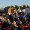 Die Mittelalter-Atmosphäre auf dem Markt geht am Abend in der Arena mit Turnier und Feuershow weiter.