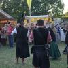 Die Mittelalter-Atmosphäre auf dem Markt geht am Abend in der Arena mit Turnier und Feuershow weiter.