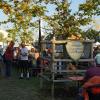 Die Mittelalter-Atmosphäre auf dem Markt geht am Abend in der Arena mit Turnier und Feuershow weiter.