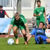 Die Grätsche von Durachs Oldie Roland Ostheimer (rechts) geht ins Leere, damit konnte er Maximilian Braun nicht stoppen. Mit zwei Treffern hatte der Mittelfeldspieler des FC Gundelfingen maßgeblichen Anteil am 5:1-Sieg des Tabellenführers.