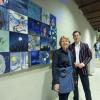 Das Foto zeigt Silvia Dobler und Oliver C. Grüner von der Künstlergilde in der Langen Kunstnacht im Foyer des Historischen Rathauses in Landsberg.