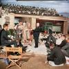 Umgeben von Vögeln, aber eigentlich Katzenfrau: Tippi Hedren mit Alfred Hitchcock am Set von „Die Vögel“.