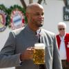 Trainer Vincent Kompany vom FC Bayern München hält vor Käfer's Wiesn-Schänke auf dem Oktoberfest einen Maßkrug. Die Spieler des FC Bayern besuchen traditionell zum Wiesnauftakt das Volksfest. 