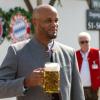 Prosit: Vincent Kompany bei seiner Oktoberfest-Premiere als Bayern-Coach.