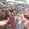 Beim Regionalmarkt in Nersingen war bereits mittags der Platz am Rathaus 
dicht bevölkert.