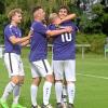 Lass dich drücken! Elias Sirch, Jonas Mößner und Samuel Seibold vom TSV Dinkelscherben feiern Julian Kugelbrey (Nummer 10), der gegen den TSV Hollenbach den 1:0-Führungstreffer erzielt hatte.