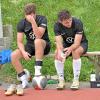 Heimniederlage: Jonas Glogger und Colin Fendt sitzen nach dem 0:1 auf der Bank des TSV Ziemetshausen.