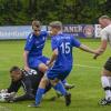 Der FC Scheuring lag gegen den SC Egling (blau) schon mit zwei Toren zurück. Auch Scheurings Torwart musste einiges aushalten.