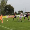 Langerringens Lukas Müller (blaues Trikot) trifft im Spitzenspiel zum 4:1-Endstand.