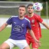 Den Ball fest im Blick: Johannes Singl vom TSV Dinkelscherben in lila und Raoul Leser vom TSV Hollenbach. Die beiden Mannschaften trennten sich am Ende mit 2:2. 