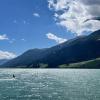 Hotspot des Wassersports mit Lenkdrachen: ein Kitesurfer auf dem Reschensee.