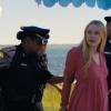 Warum wird Dakota Fanning alias Abby Winbury abgeführt? Antworten gibt es in der hochkarätigen, prominent besetzte Krimiserie «Ein neuer Sommer» auf Netflix.