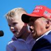 Donald Trump mit seinem Enkel Luke bei einer Wahlkampfrede im besonders umkämpften US-Bundesstaat North Carolina.