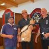 Von links: Sportwart Markus Martin mit den beiden Finalisten der Steeldart Open Allgäu, Martin Kramer und Jürgen Pistl.