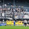 Endlich wieder Grund zur Freude: Die Spieler des SSV Ulm 1846 Fußball feierten nach dem Schlusspfiff zusammen mit ihren Fans den 3:1-Sieg in Elversberg.