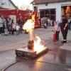 Wie löscht man welchen Brand? An der Langen Nacht der Feuerwehr durften auch Kinder sich an solchen Situationen erproben.