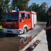 Zwei Männer der Freiwilligen Feuerwehr Straß-Moos üben in ihrem Einsatzfahrzeug die Vollbremsung auf nasser Straße.