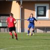 Sina Nachtigall (am Ball) erzielte zwei Tore beim 3:0-Auswärtssieg des FC Loppenhausen in Sielenbach.