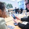 Dieser Mann ist einer der ersten Käufer des iPhone 16 in Deutschland. Gerade richtet er das Gerät im Apple Store in Berlin-Mitte ein.