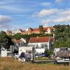 Der Parkplatz an der Gerberwiese ist ein beliebter Wohnmobilstellplatz in Friedberg. Was für den Tourismus gut ist, bedeutet für die Anwohner Belastung, unter anderem durch Lärm. 