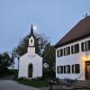 Wie eine kleine Laterne leuchtet der Vollmond hier über der Kapelle in Oberhaslach.