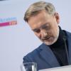  Christian Lindner, FDP-Bundesvorsitzender, nennt die Landtagswahl in Brandenburg ernüchternd, er rüttelt aber nicht an der Koalition. 