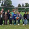 Bürgermeister Bernhard Uhl (Mitte, mit Ball) gab den jungen Fußballern ein Zitat des Trainers Otto Rehagel mit auf den Weg: „Mal verliert man und mal gewinnen die Anderen“. 