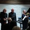 Ludwig Hornung (Violine, Viola, links im Bild), Hannah Gleich (Klarinette) und Günther Englert (Klavier) bei der Premiere im neuen Rathausstadel.