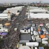 Die Wiesn-Bierzelte reihen sich entlang der Wirtsbudenstraße.