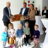 Einen schmackhaften Schlüssel im Großformat übergab der Architekt an den Bürgermeister. Von links: Architekt und Planer Johannes Tress, Bürgermeister Michael Neher und die Leiterin der Kinderkrippe Bettina Stegmann. 